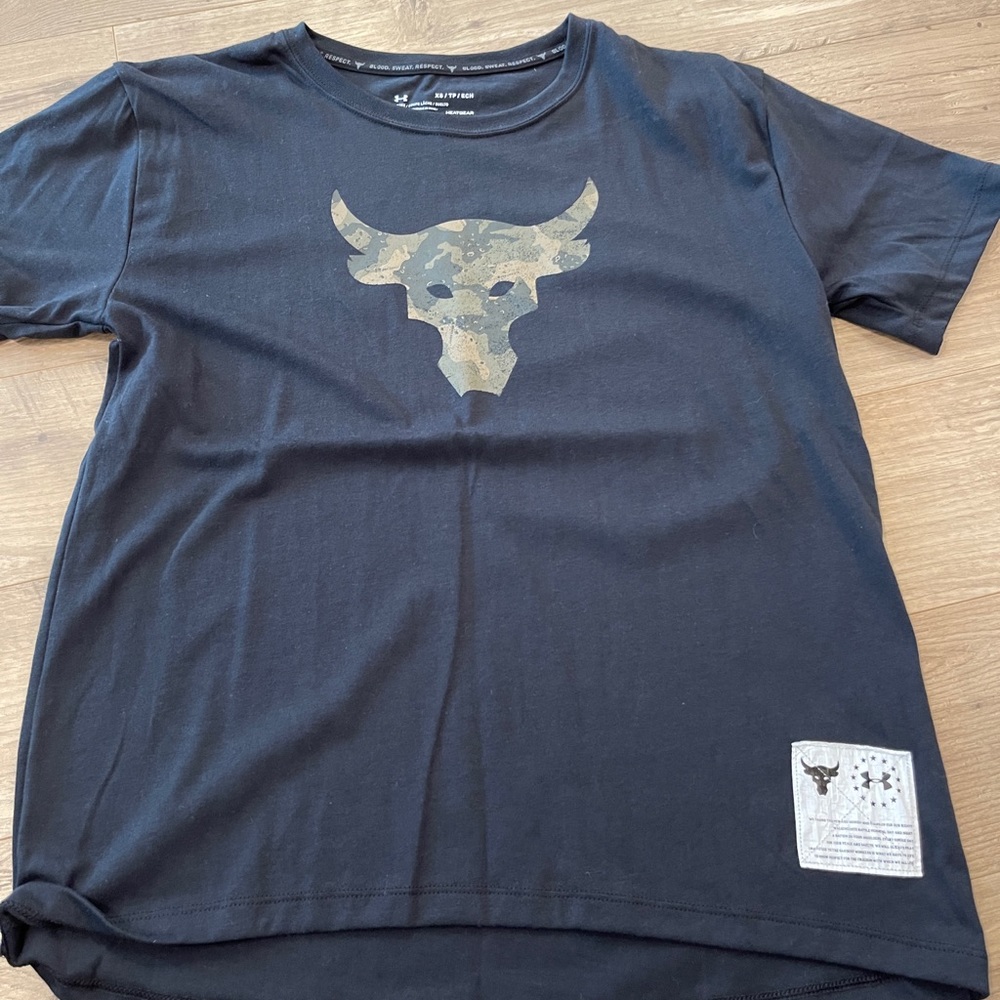 Womens under armour tee shirt.